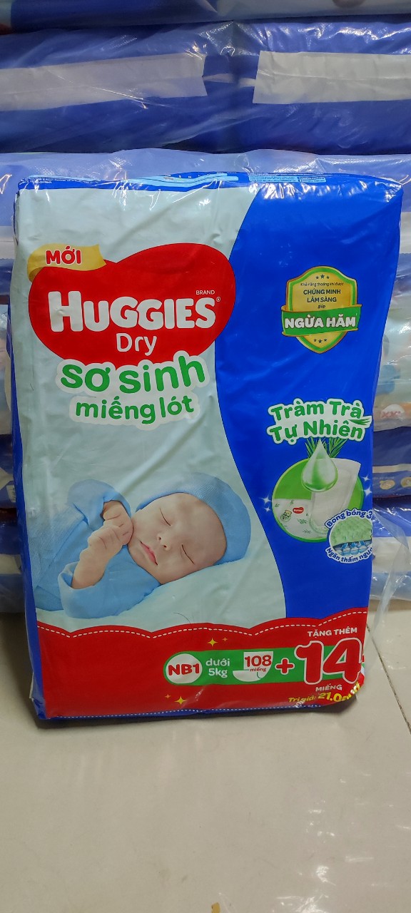 Miếng lót sơ sinh Huggies NB1 108 miếng tặng thêm 8 miếng (mẫu mới)