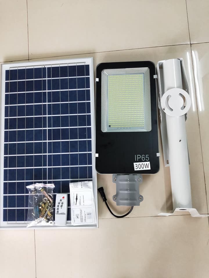ĐÈN BÀN CHẢI NĂNG LƯỢNG MẶT TRỜI 300W