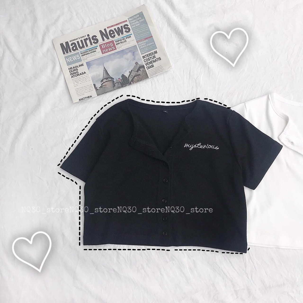 croptop gân gài nút thêu chữ