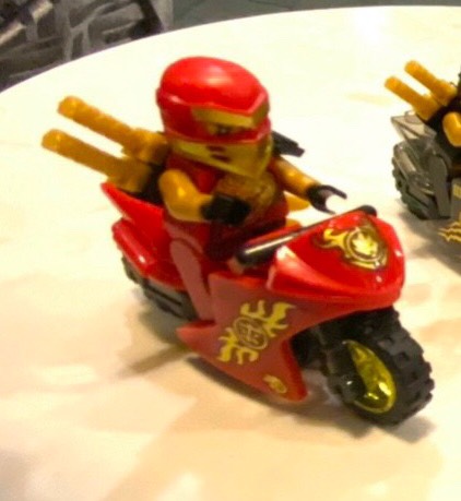 Lego Ninja chạy xe máy