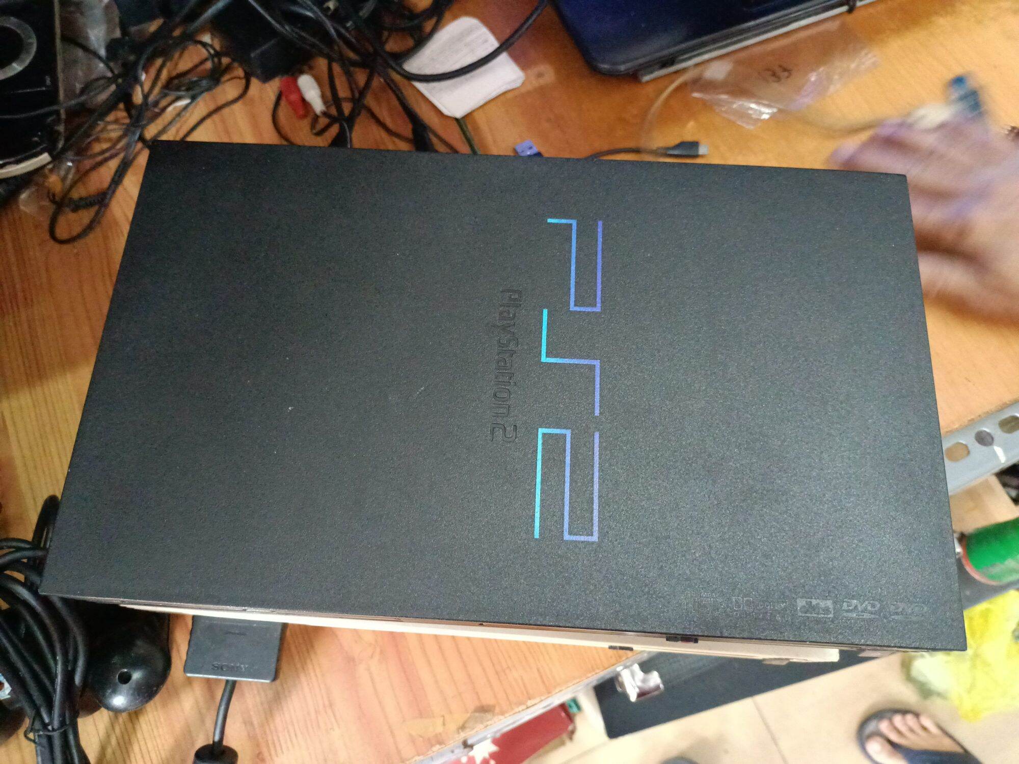 Máy ps2 full phụ kiện ( 2 tay cầm , 1 dây nguồn , 1 dây av , 1 máy ps2 , 1 save ps2 ( đã hack chơi được ps2 và ps1 )