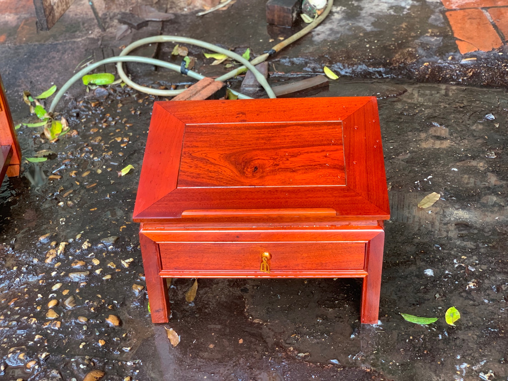 Kệ để sách tụng kinh