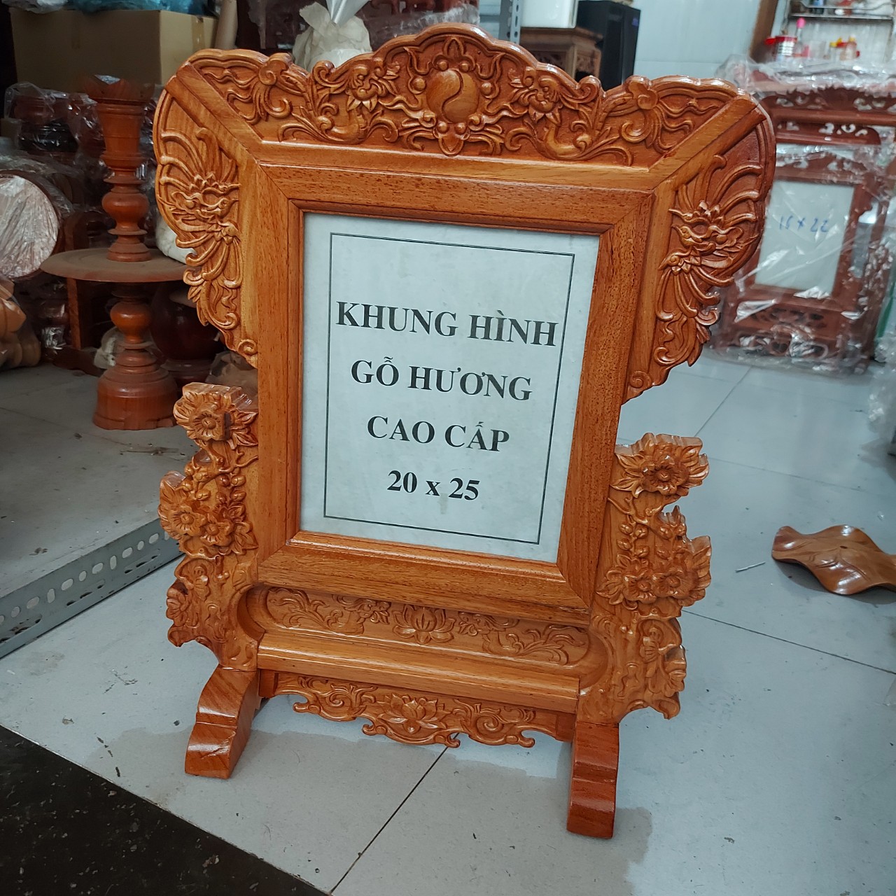 Khung ảnh thờ chạm khắc bằng gỗ hương cao cấp - khung hình thờ 20x25cm