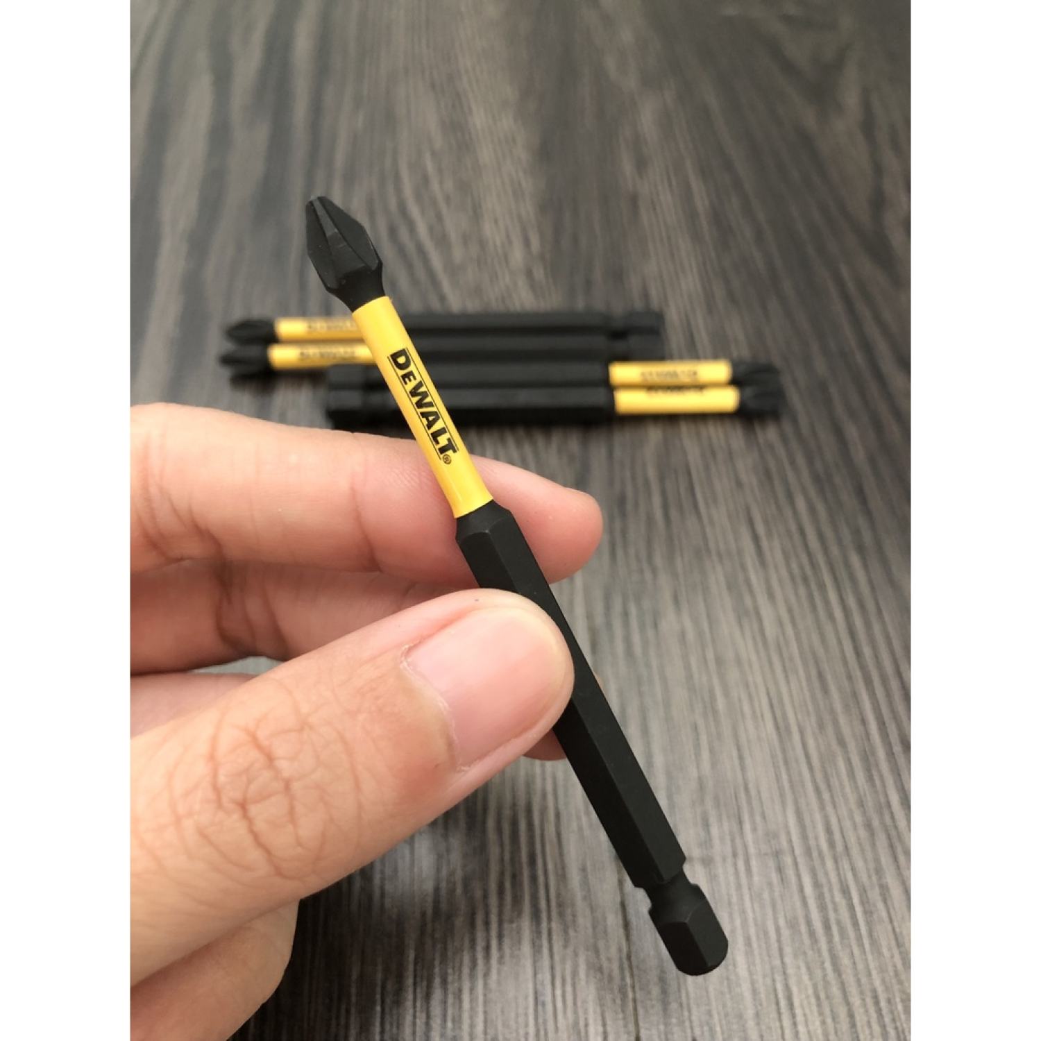 Mũi vít DeWalt PH2 chất liệu thép đen cao cấp