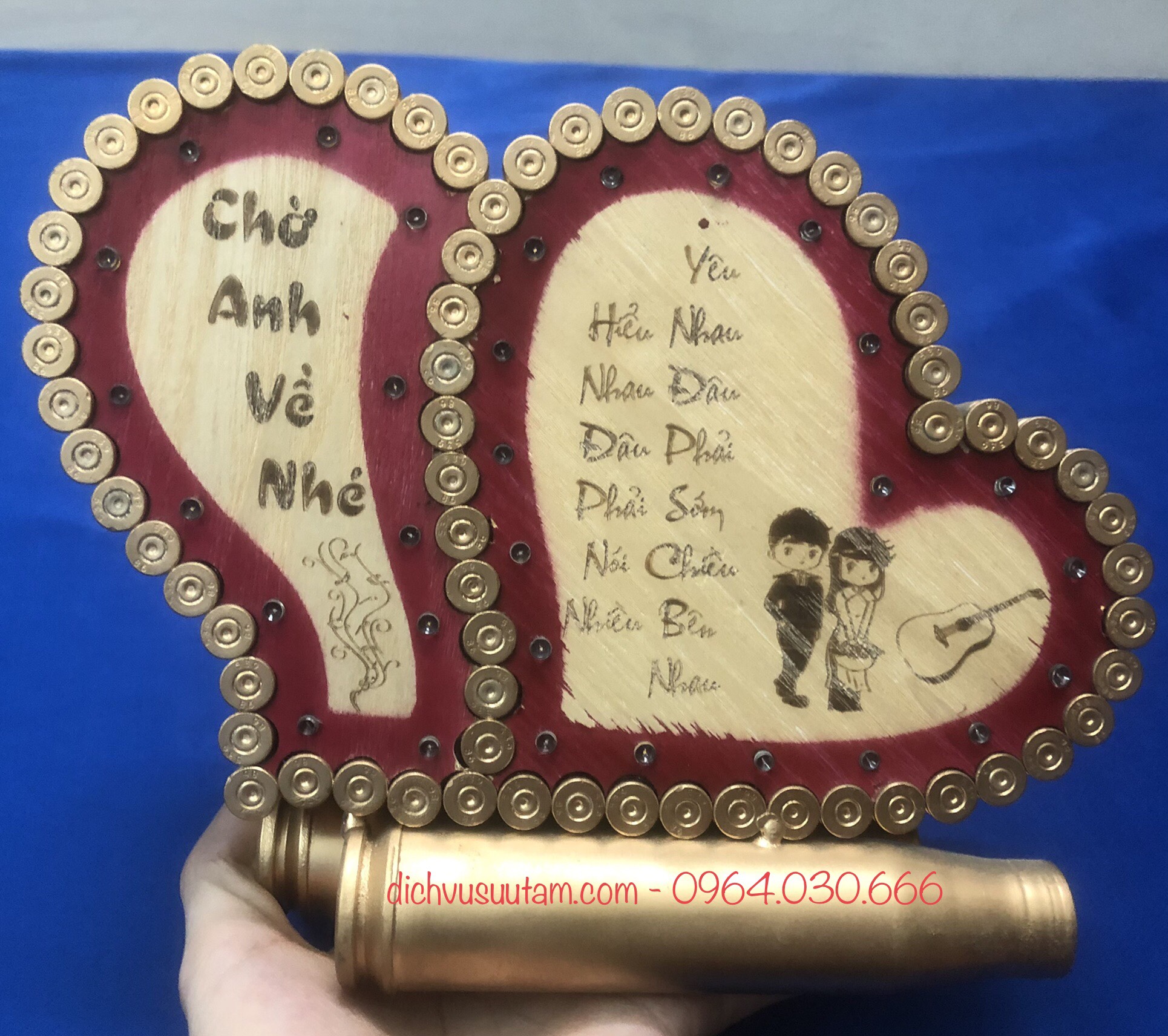 Trái tim tình yêu có đèn làm bằng vỏ đan