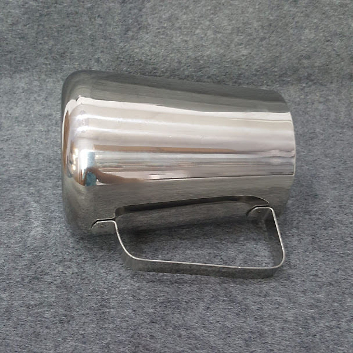 Stainless steel mug with 2 liters capacity scale