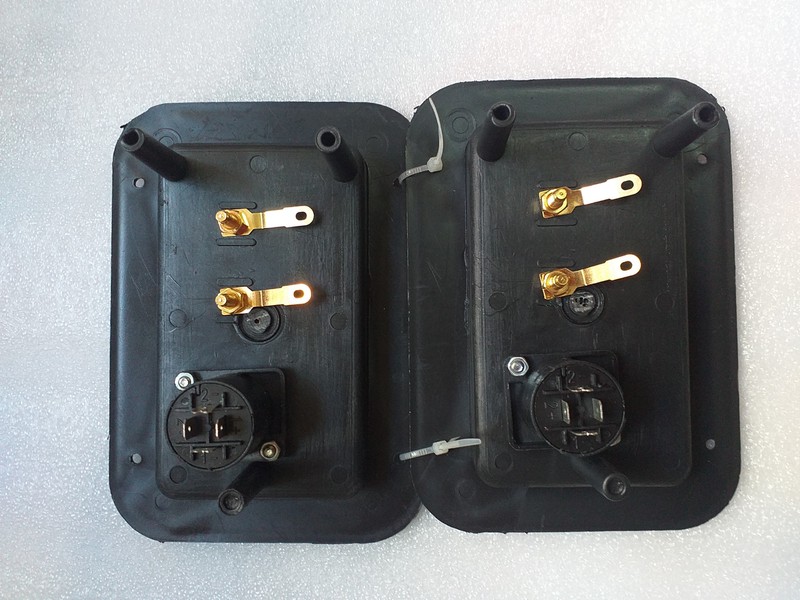TRẠM LOA JBL CÓ CHỐT VẶN VÀ SPEAKON - GIÁ 1 CHIẾC