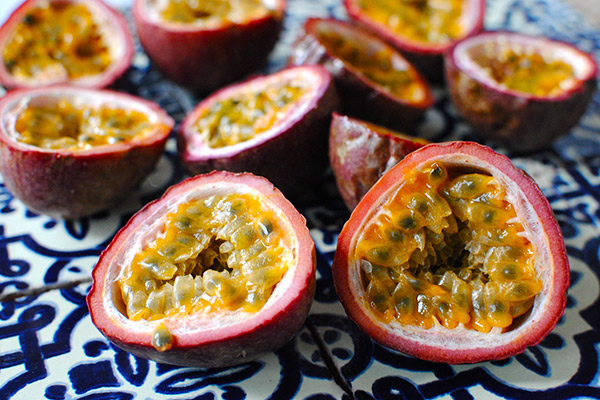 Hạt giống Chanh Leo (Chanh Dây) Thân Cây Trơn, Bò Leo, Có Ít Lông Tơ Và Nhiều Tua Cuốn, Thích Hợp Cho Hiên Nhà Của Bạn (Gói 50 Hạt) - Nông Sản Vàng