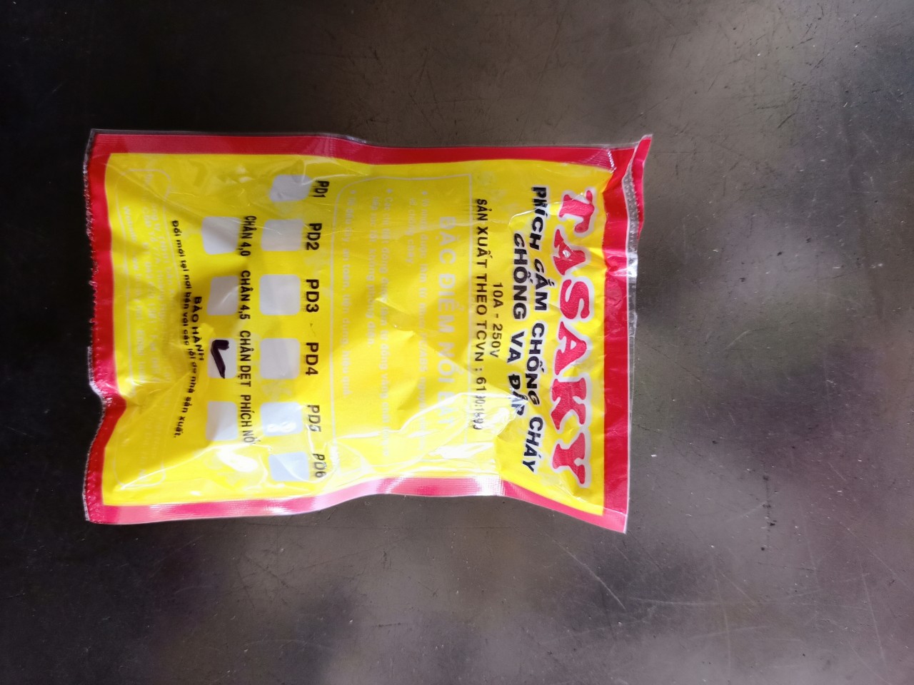 PHÍCH CẮM CHÂN DẸP TASAKI