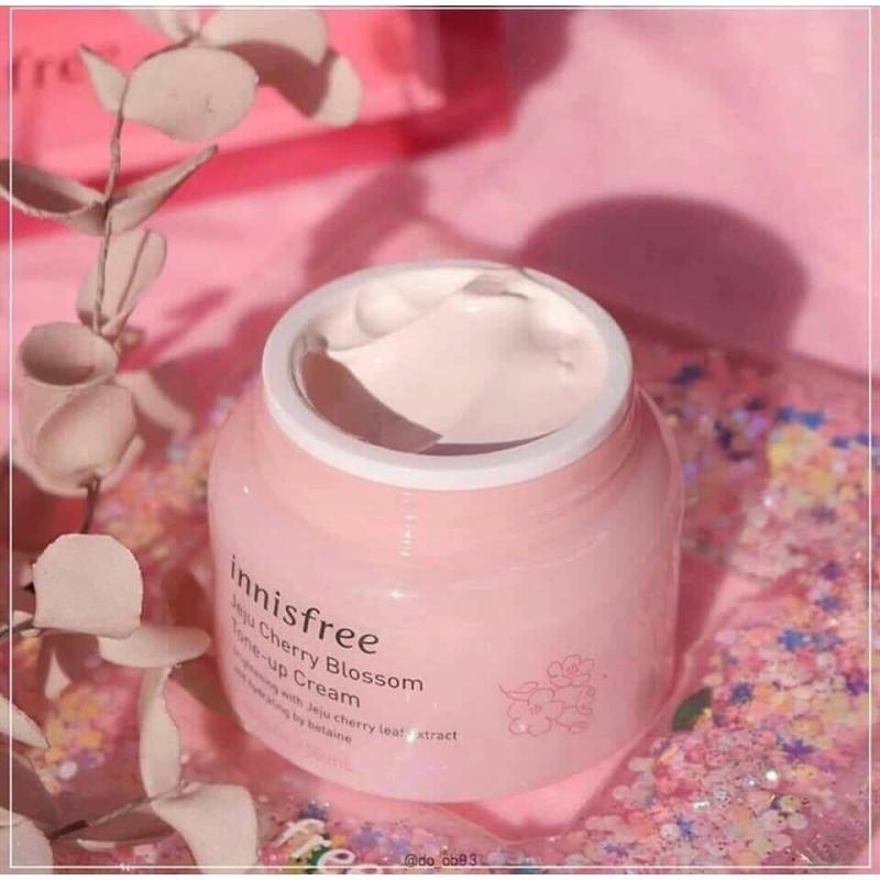 Kem Dưỡng Trắng Da Nâng Tone Tức Thì Innisfree Jeju Cherry Blossom Tone Up Cream