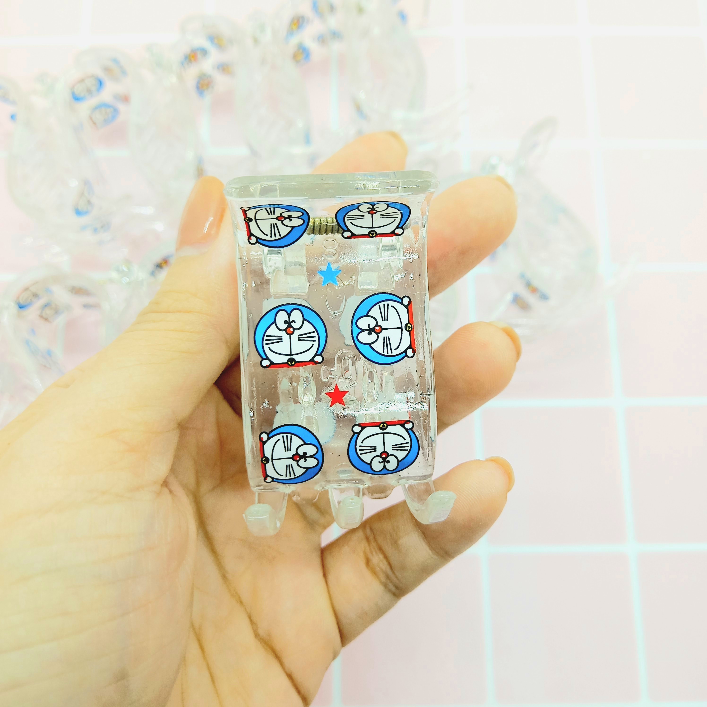 Kẹp tóc càng cua 5 răng trong trắng Đôrêmon nhí