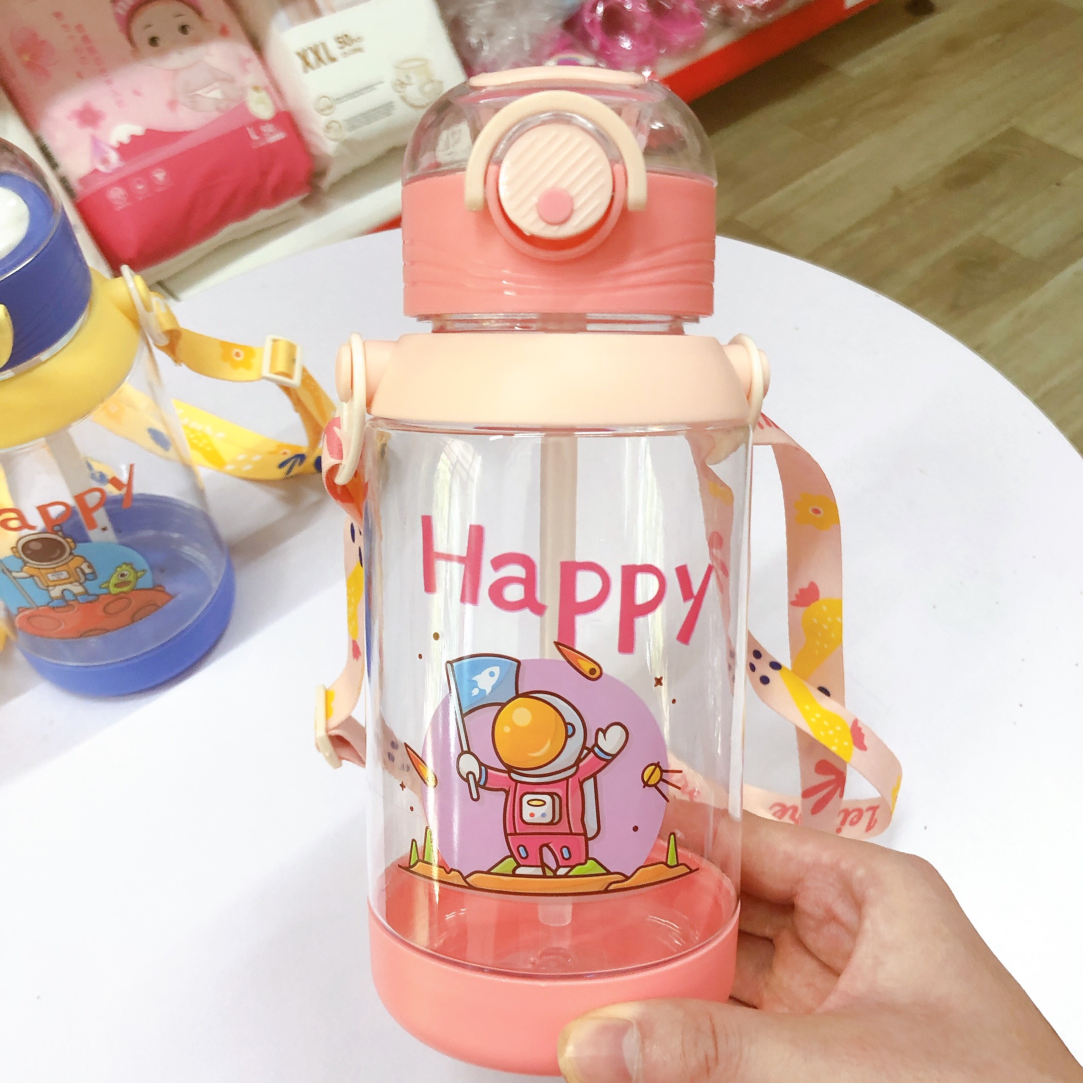 Bình Đựng Có Dây Đeo Và Ống Hút Cho Bé