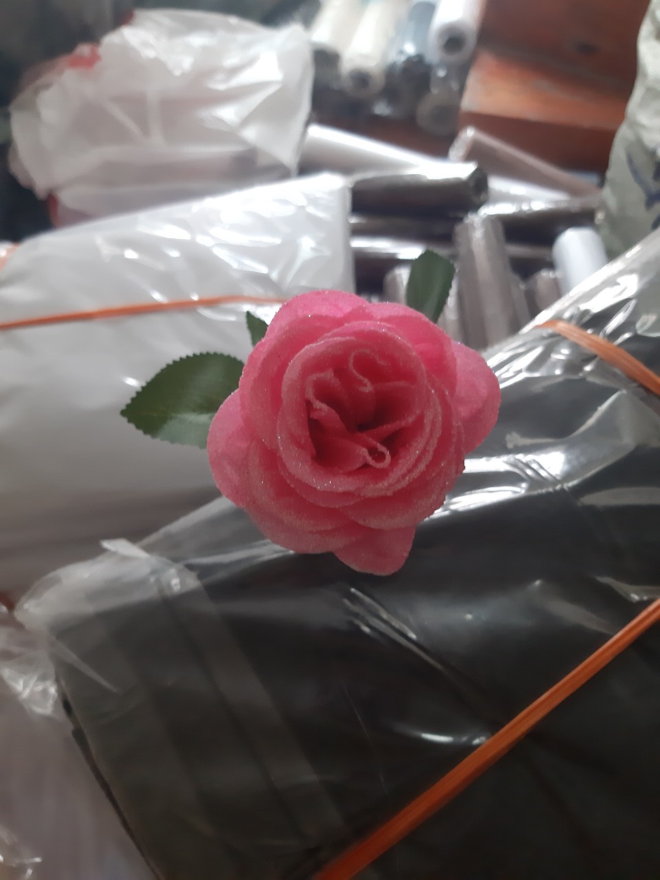 (Hoa Giả) cành hồng lụa , cành hoa hồng đơn cao 50cm