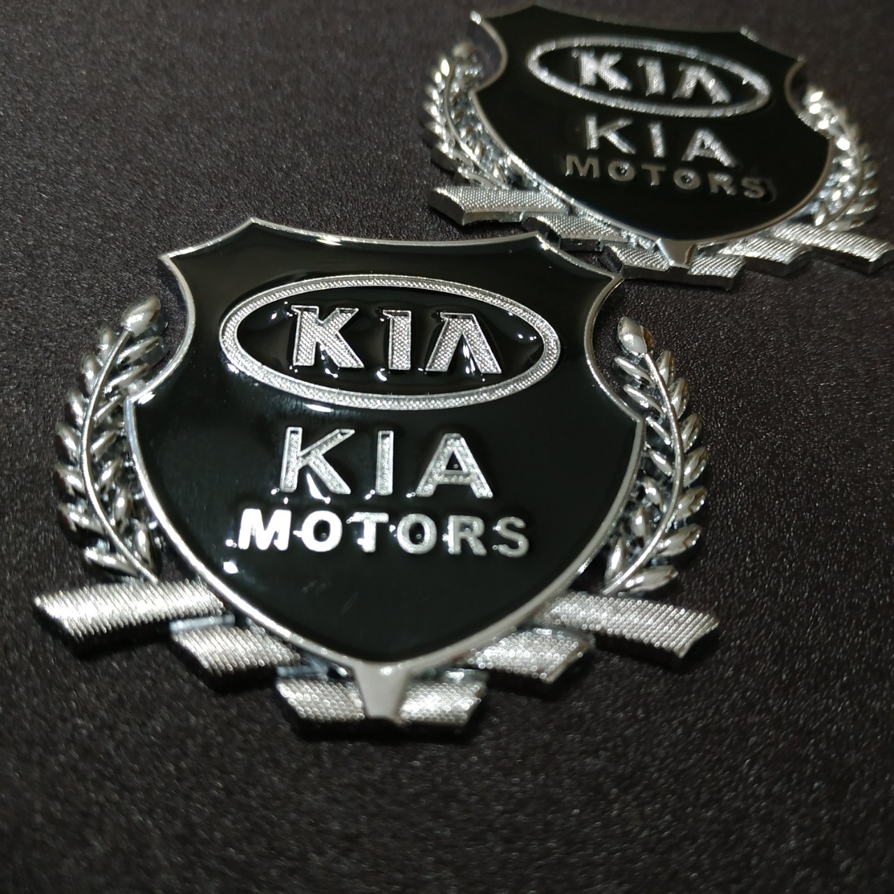 Cặp Logo bông lúa 5.1x5.5cm Kia motor hợp kim