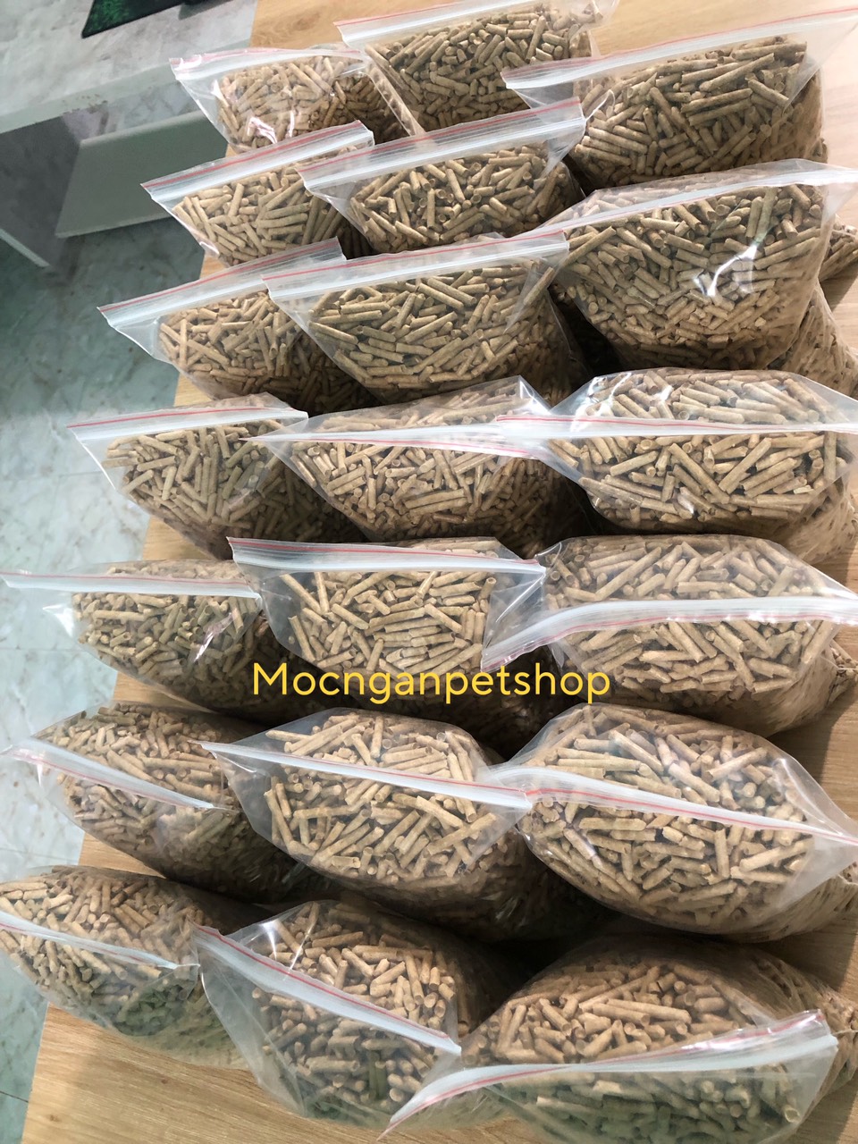 Gỗ nén vàng 3.8li dùng cho hamster (1kg).