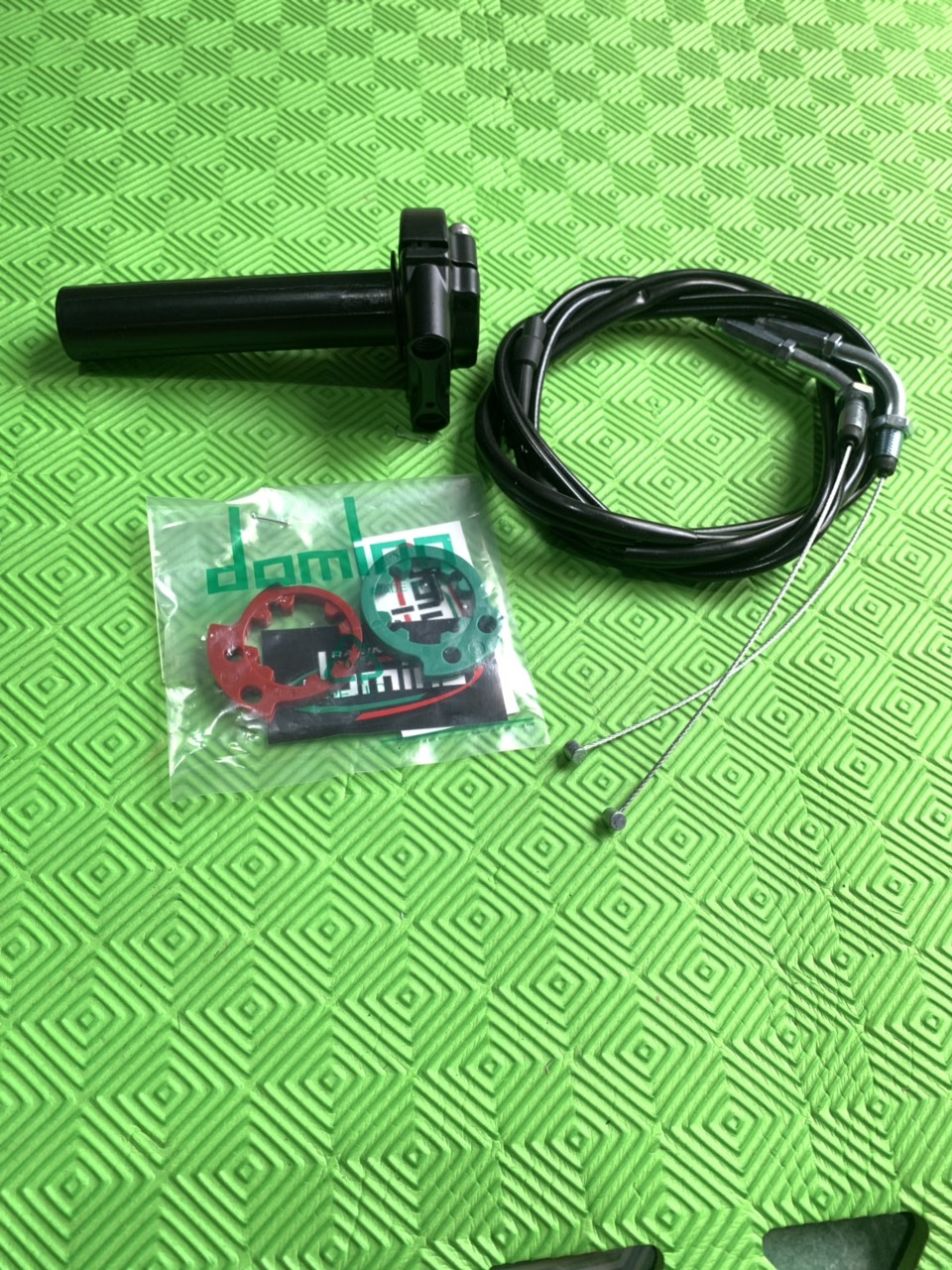 Cùm tăng tốc 2 dây ga dưới hiệu DOMINO ( có 2 dây ga )