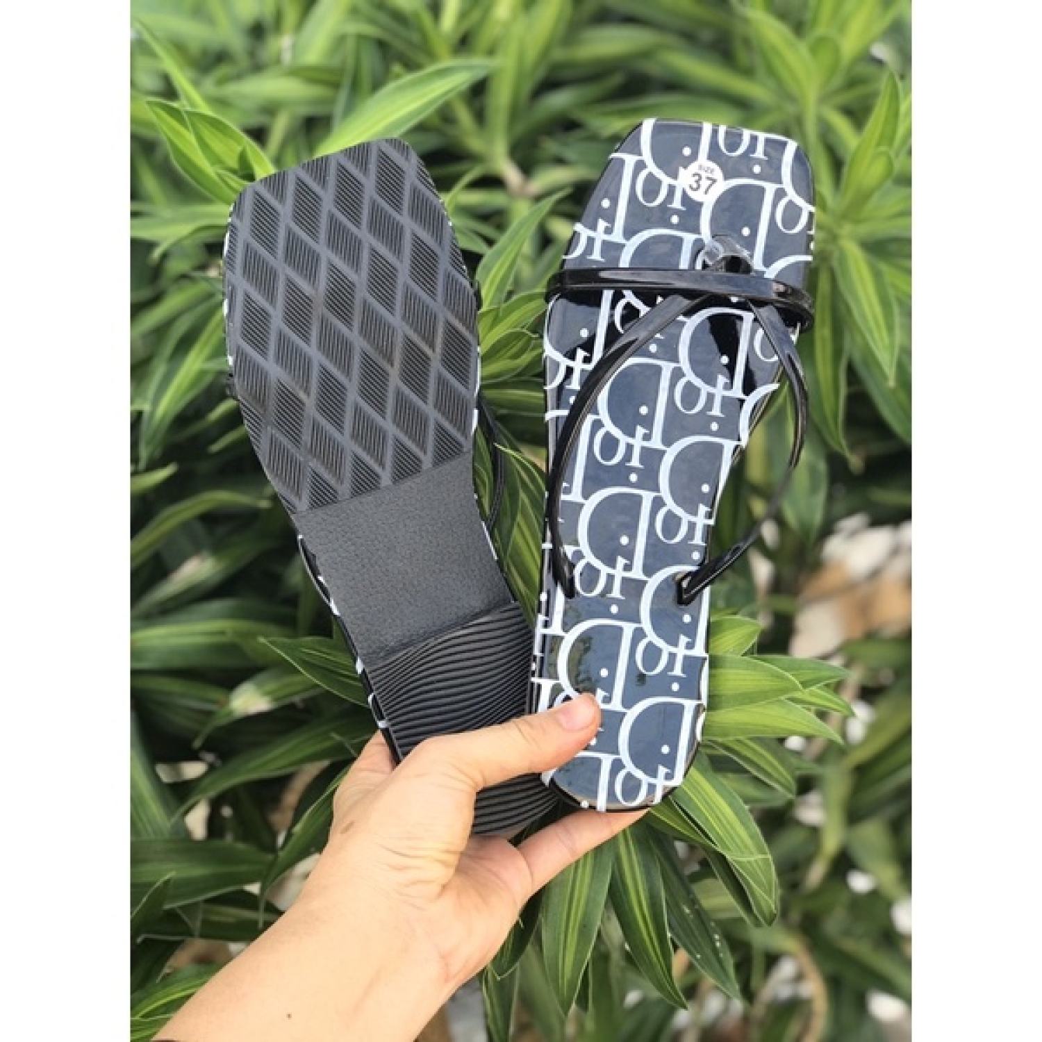 Dép lê đế bệt da bóng in chữ D