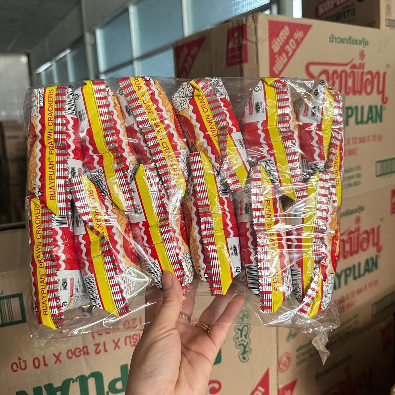 (Lốc 12 gói) Bánh Snack Tôm Ruaypuan Thái Lan 17g/ gói -