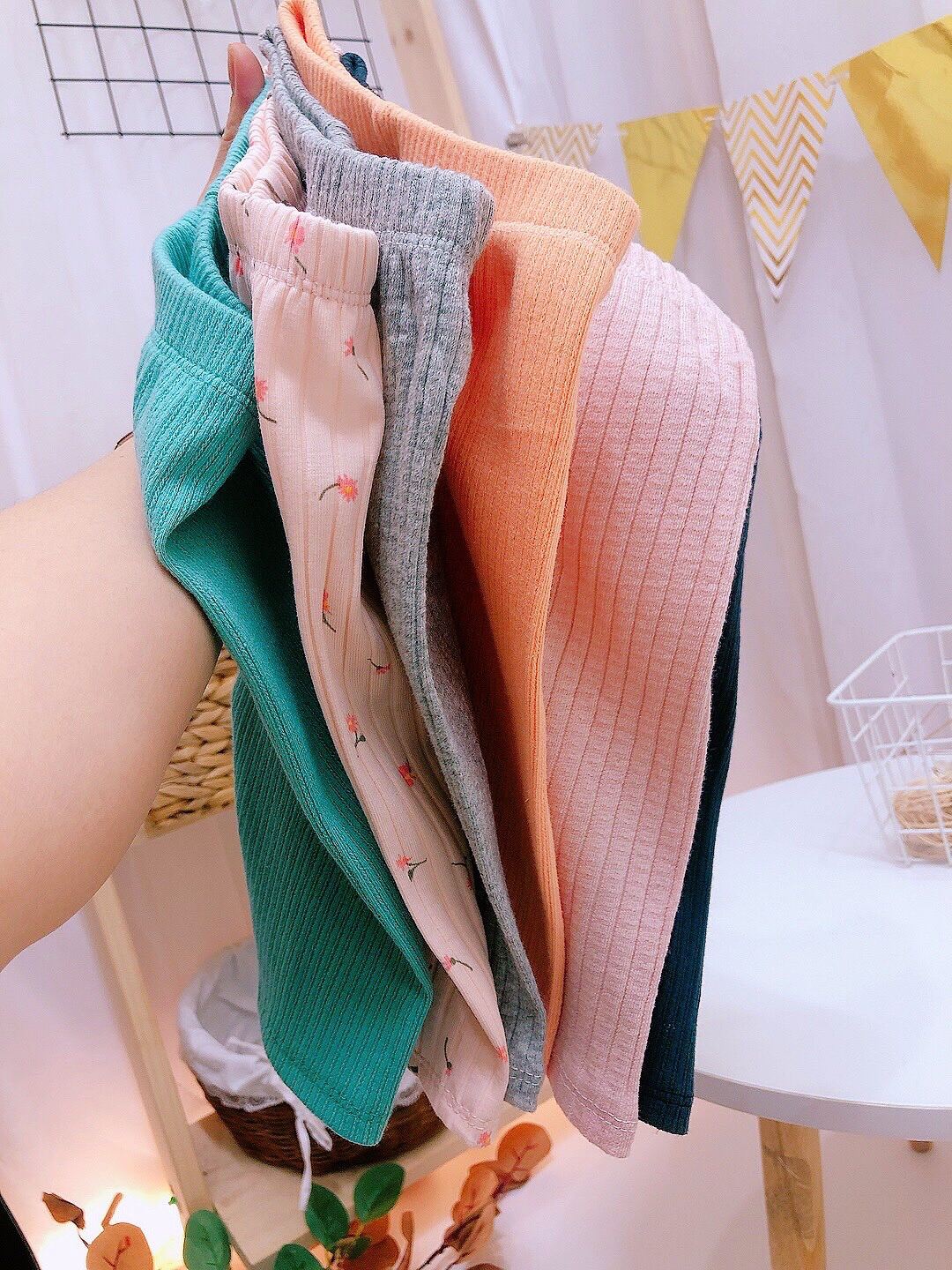 Quần legging lửng thông hơi cho bé.
