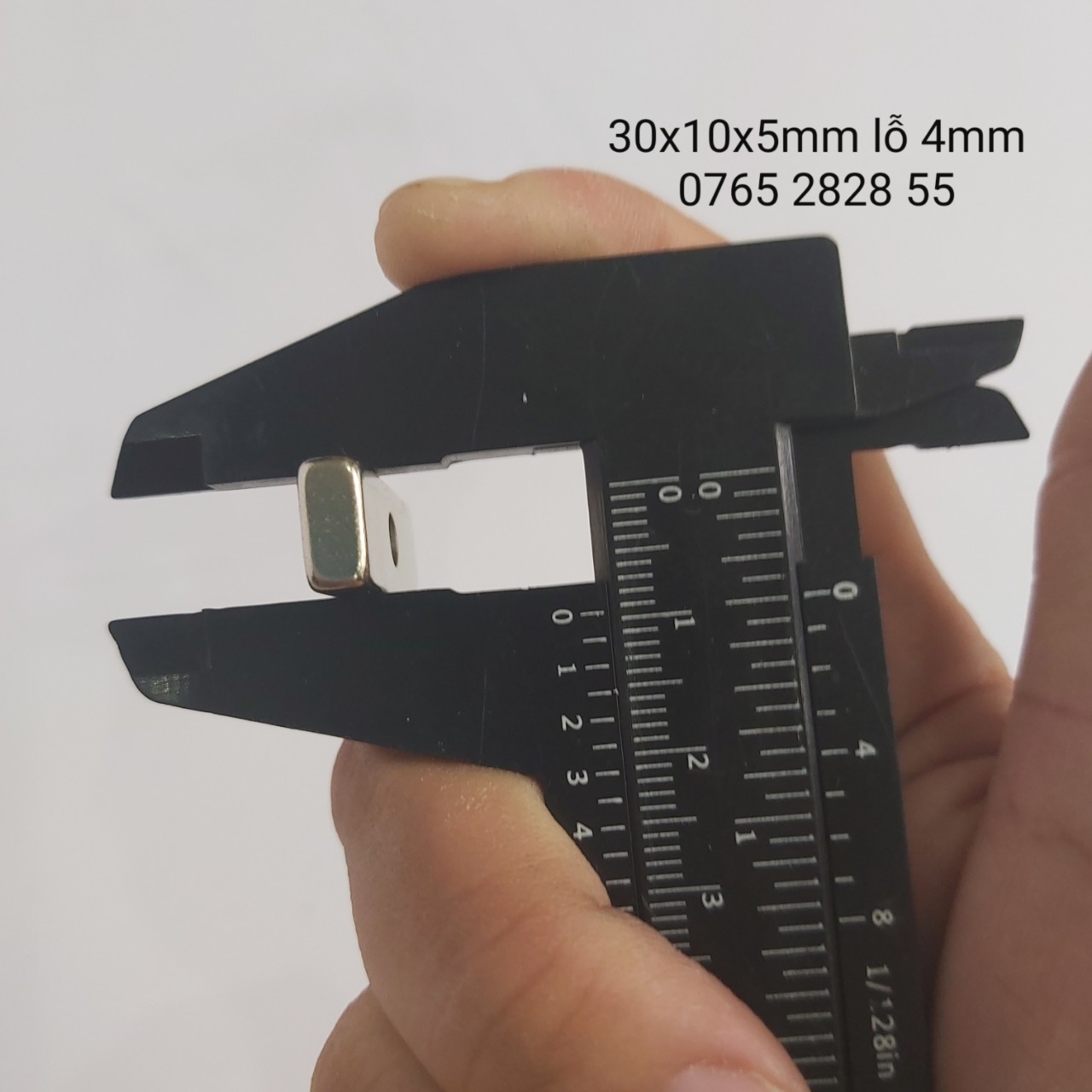 Nam châm 30x10x5mm lỗ 4mm