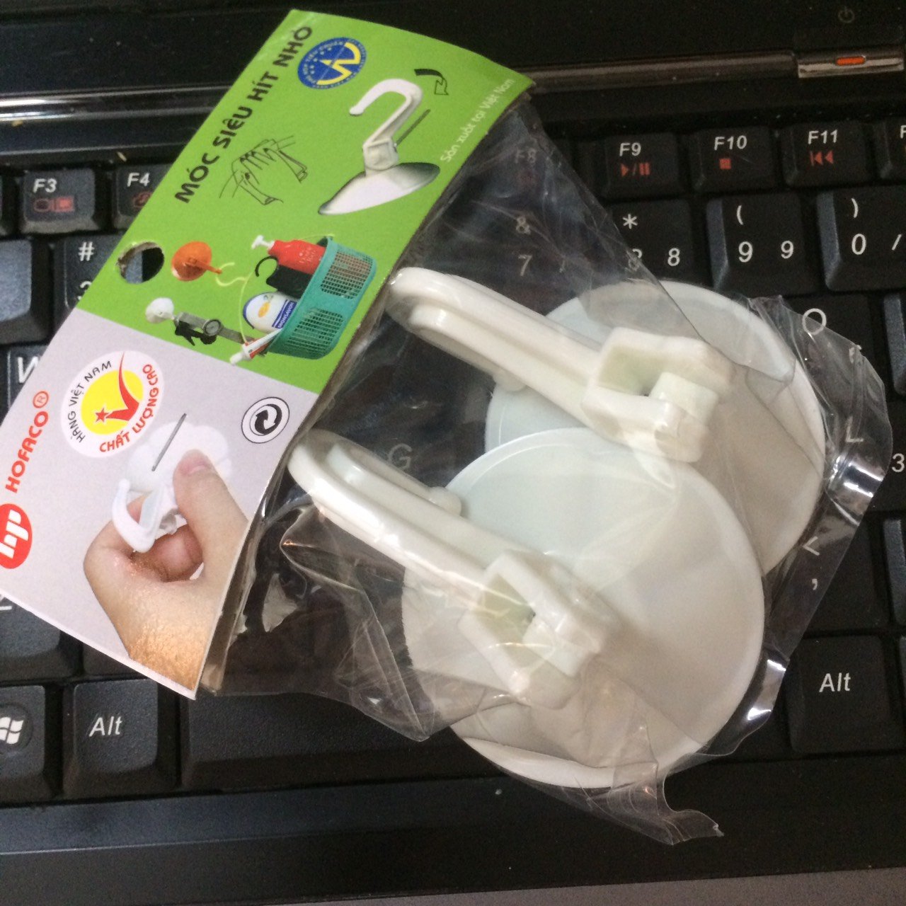 MÓC TREO. Loại hít lên mặt kính, gạch phẳng, treo đồ nhà tắm, nhà bếp tiện dụng không cần dán hay đóng đinh. th 176. 684