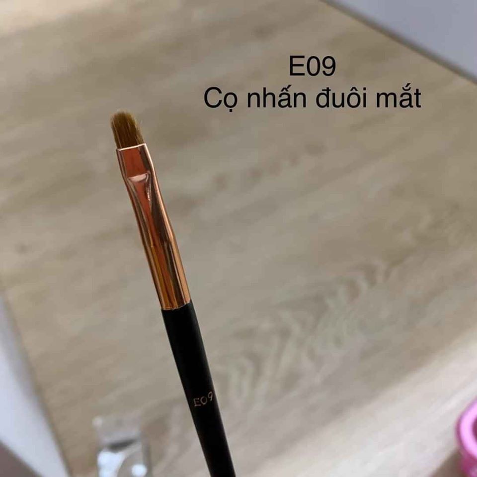 Vacosi Cọ Nhấn Đuôi Mắt Smudge Pro Brush E09