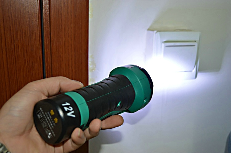 12V Đèn pin cầm tay DCA ADWL12