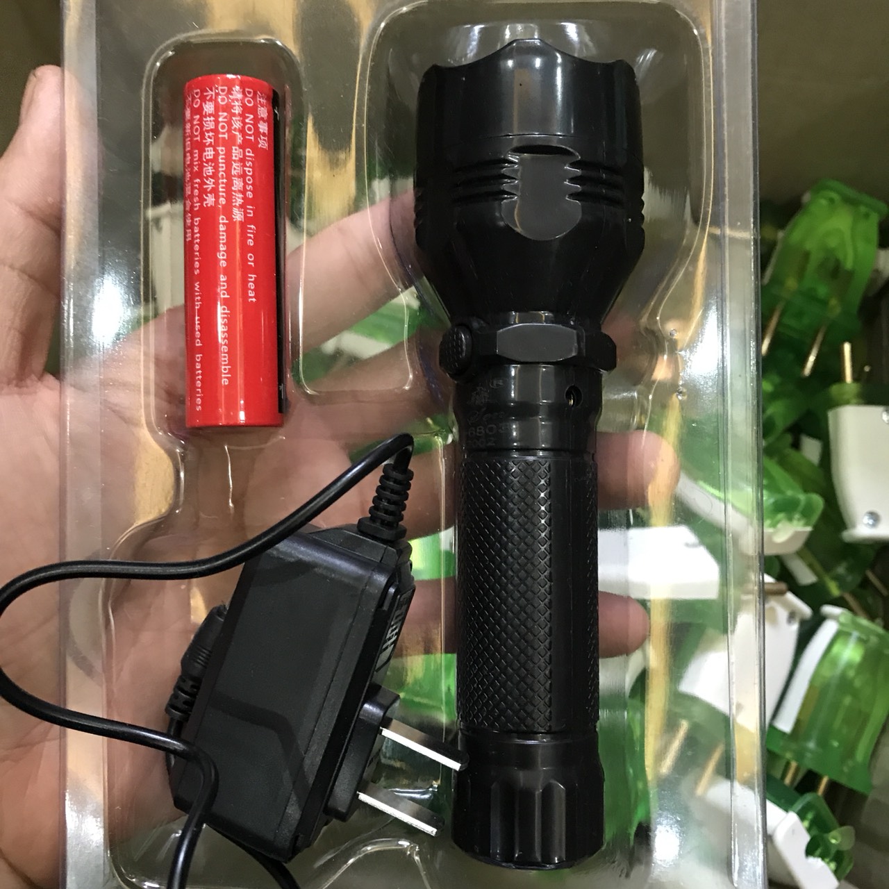Đèn Pin Siêu Sáng Kèm pin và sạc