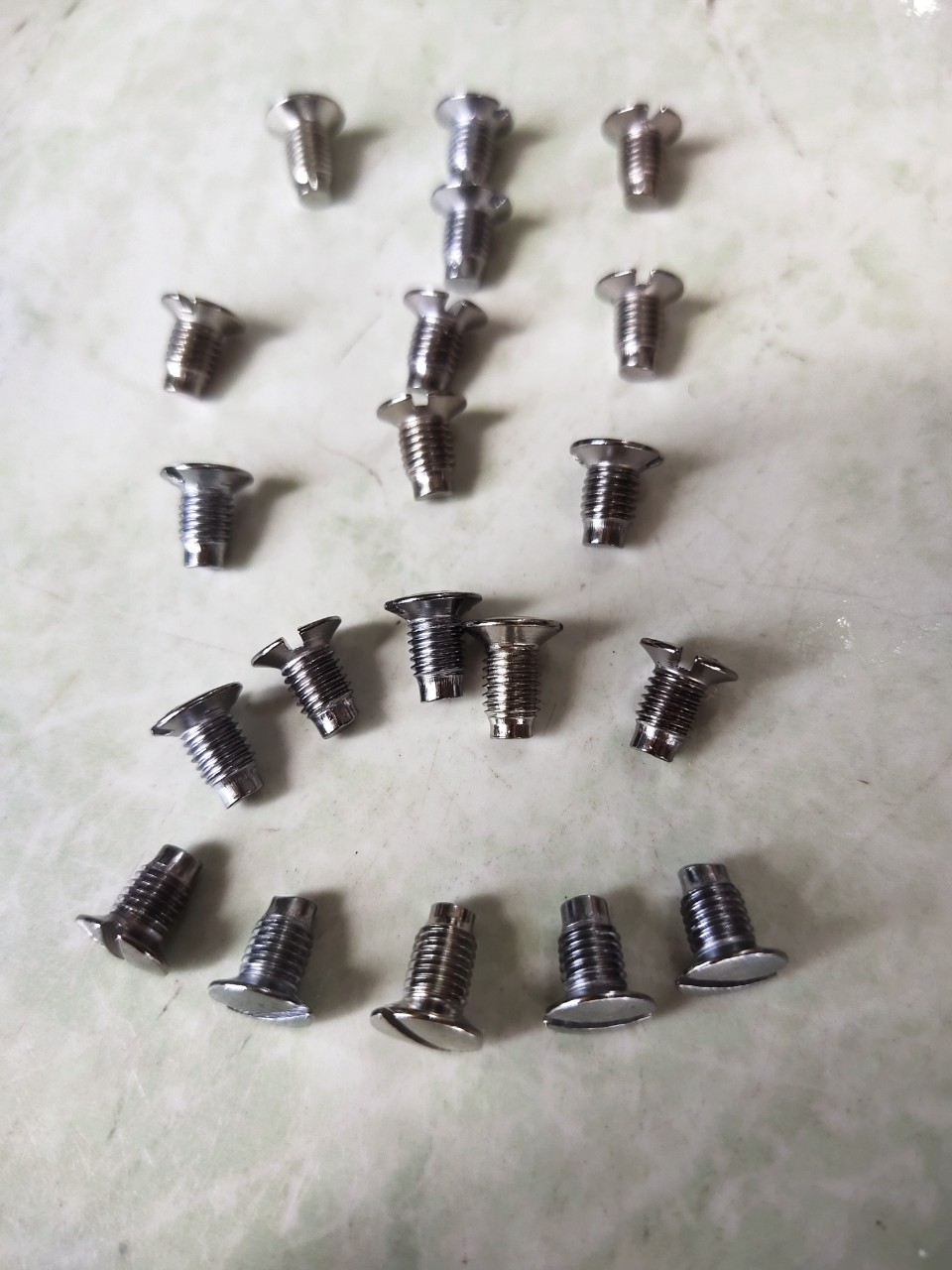 ốc lắp mặt nguyệt máy may công nghiệp