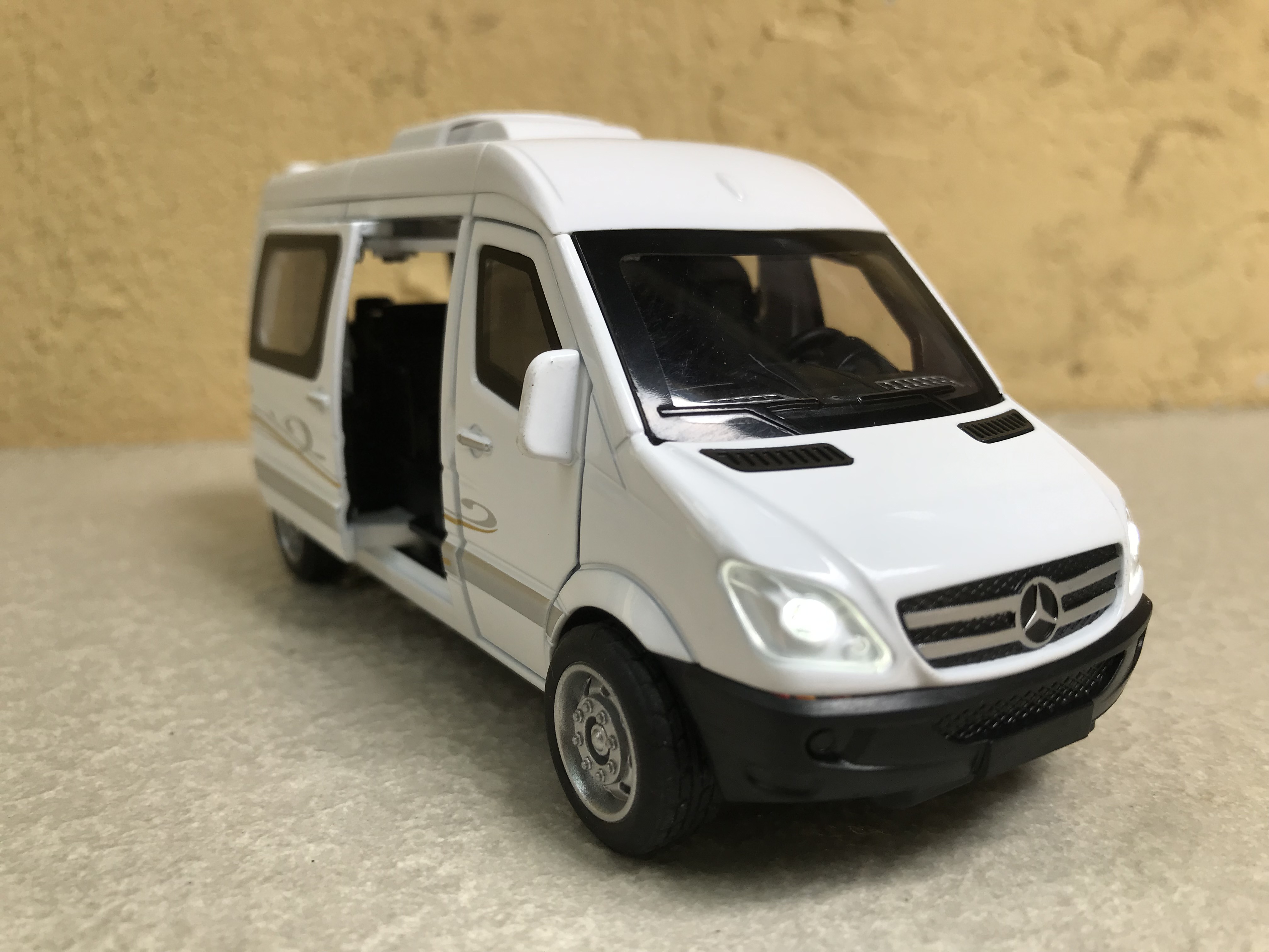 Mô hình xe Mercedes -Benz Sprinter 16 chổ - 1:32