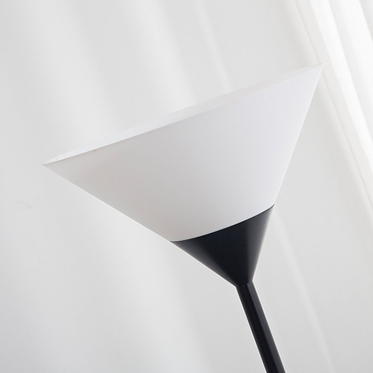 ĐÈN SÀN HẮC TRẦN - NAPAM (Tặng kèm 2 bóng led Philips)