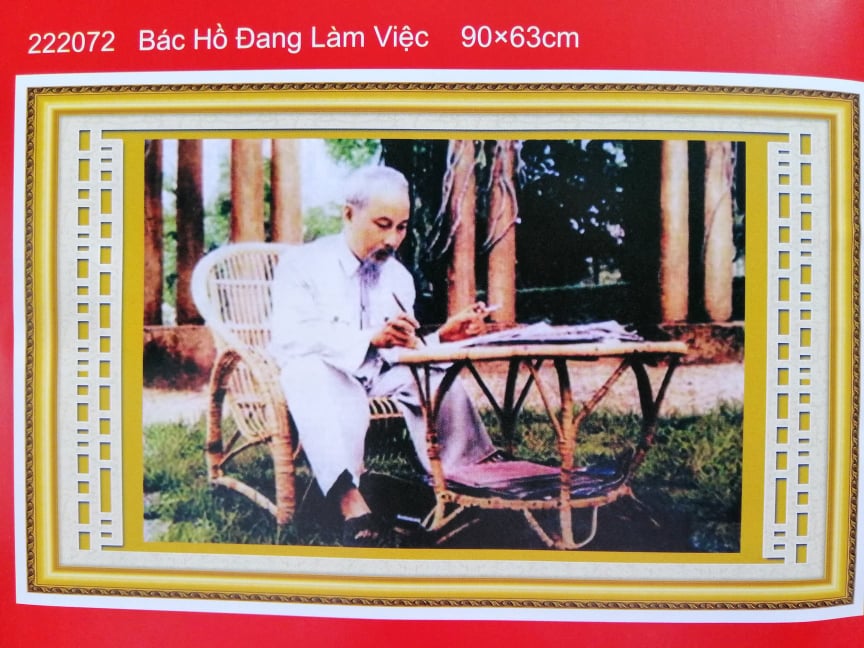 Tranh thêu chữ thập bác hồ ngồi làm việc 222072