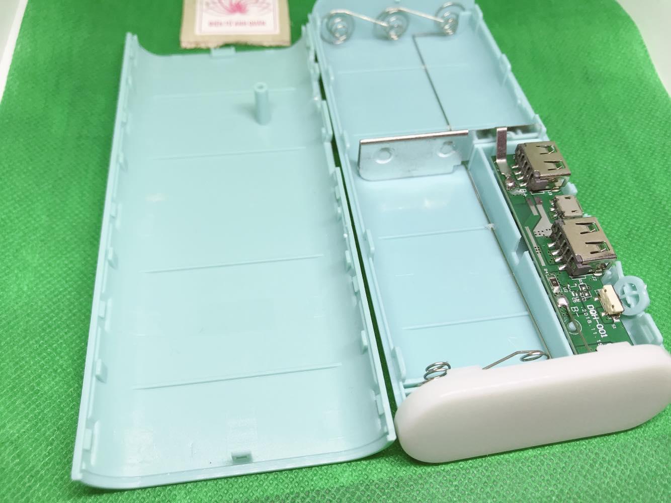 Box sạc dự phòng 5 cell AQ5 có chức năng đèn pin ( phiên bản không có pin ).