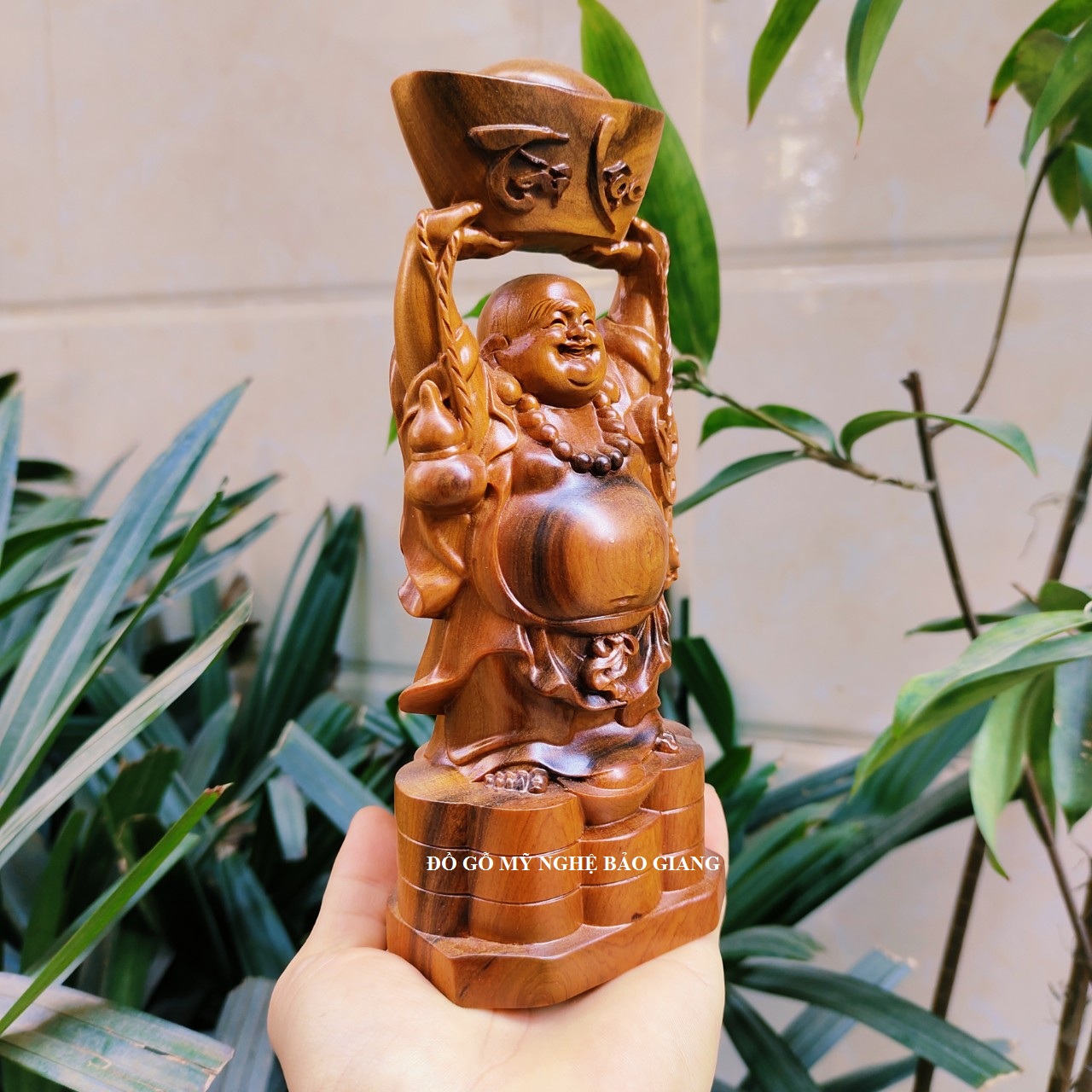 Tượng phật di lặc dâng vàng gỗ bách xanh