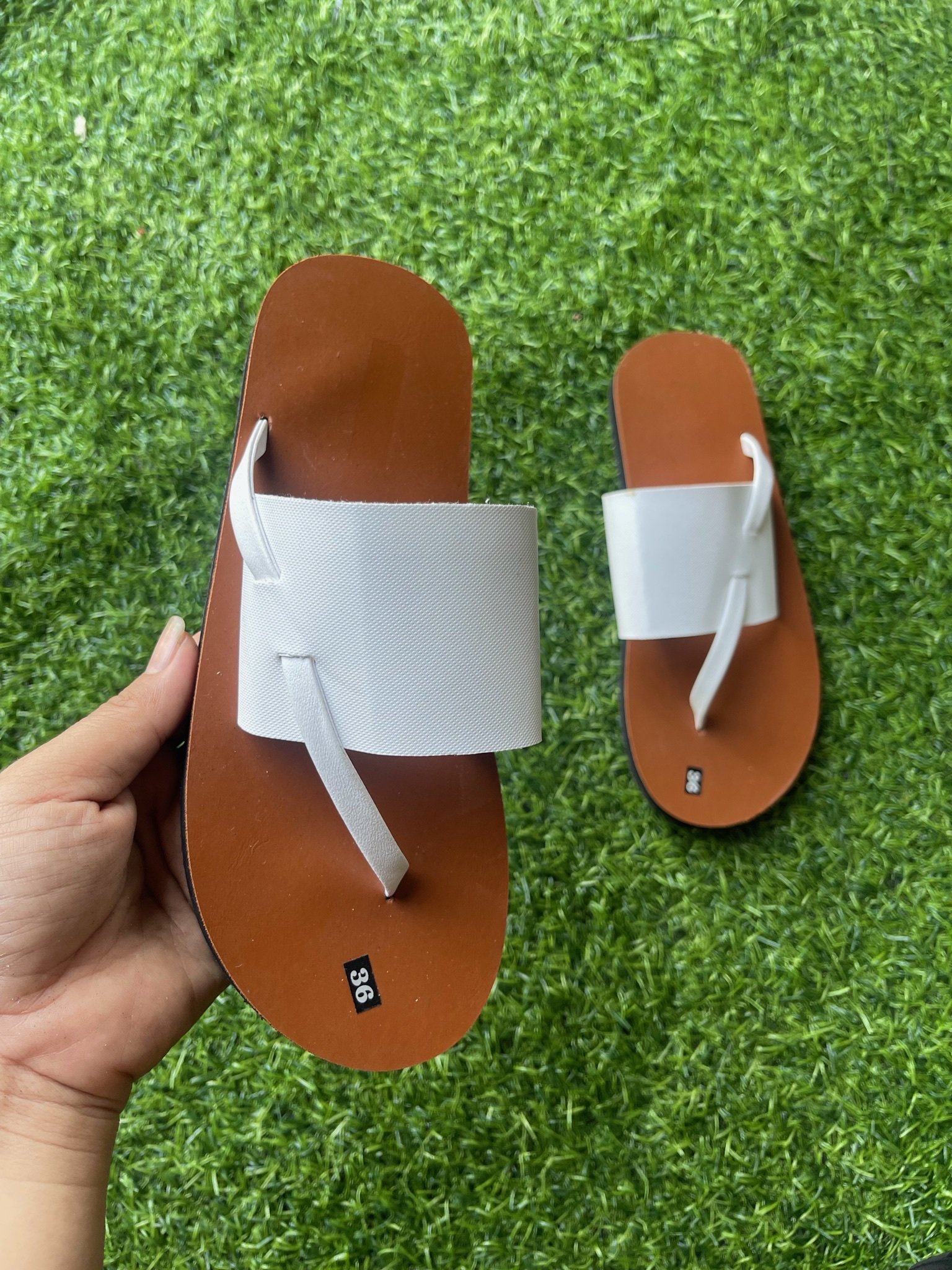 Dép xỏ ngón nữ ( đế bò quai trắng ) size từ 34 đến 42