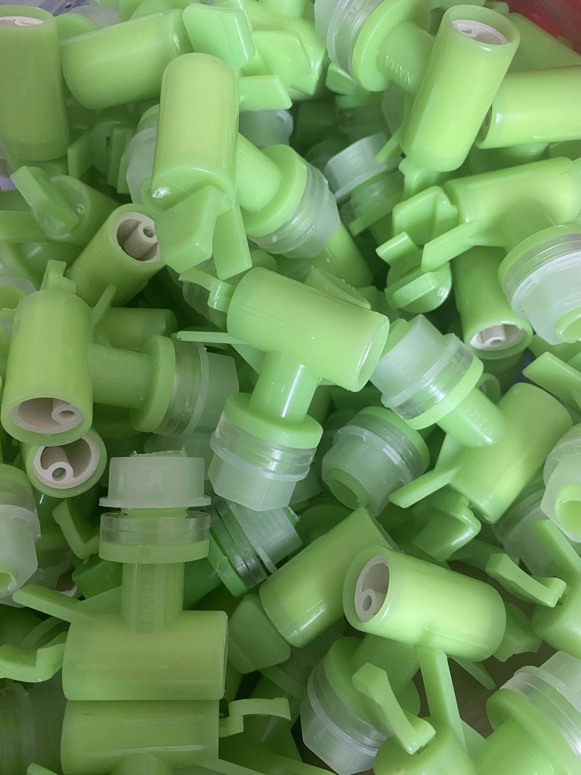 VÒI BÌNH NƯỚC 19L,20L MÀU XANH LÁ CÂY (50 CÁI)