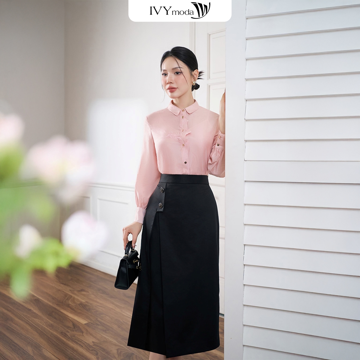 Áo sơ mi lụa đính hoa IVY moda MS 17M8554