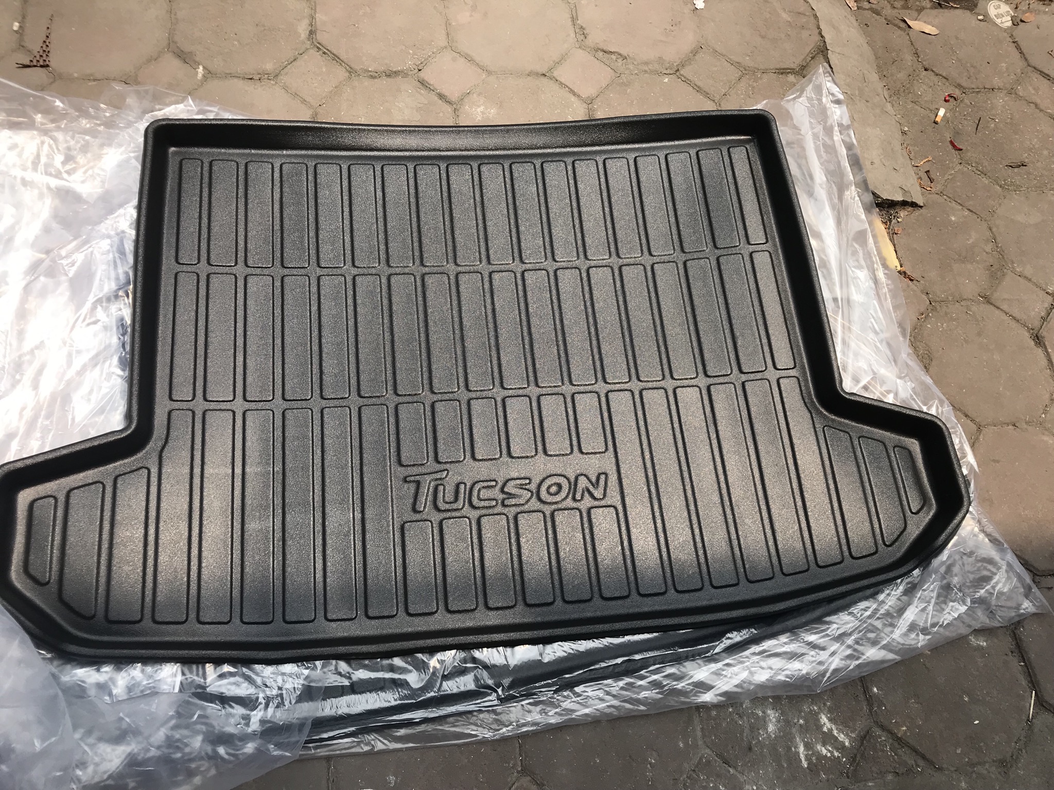 Lót cốp nhựa dẻo đàn hồi xe Hyundai Tucson đời 2016 đến 2022 chất liệu nhựa TPO cao cấp chống thấm nước, không mùi, có độ bền cao bảo vệ cốp nỉ một cách hoàn hảo, dễ dàng vệ sinh lau rửa