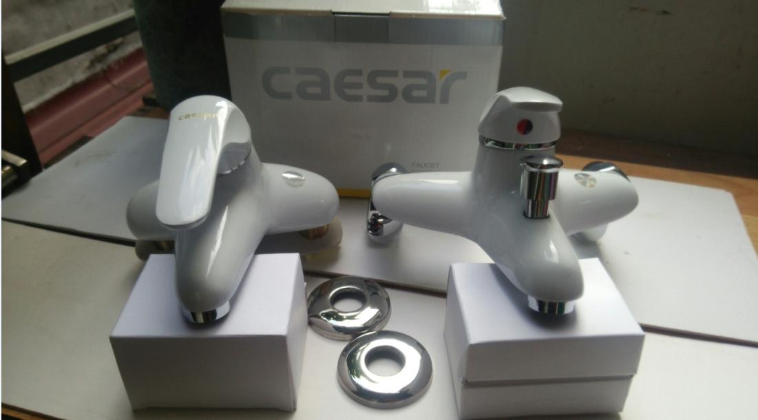 Củ sen tắm nóng lạnh Caesar trắng sứ