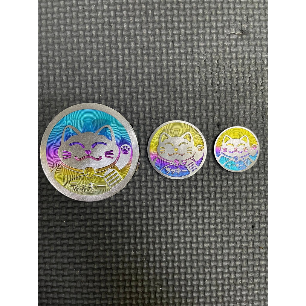 Logo mèo thần tài 3cm 4cm 6cm gồm keo dán