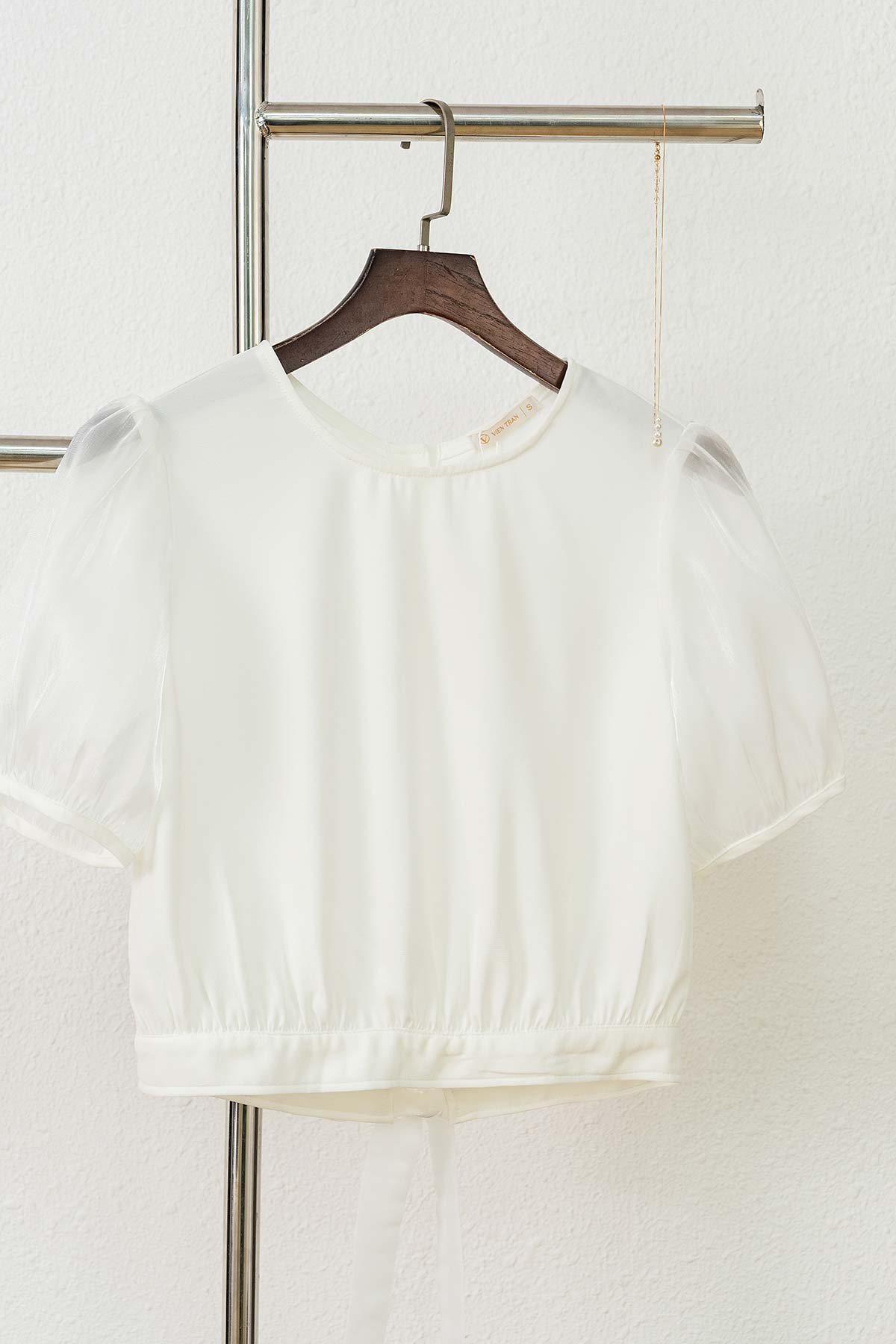 Áo croptop vientran xẻ lưng phối voan v61b22h066