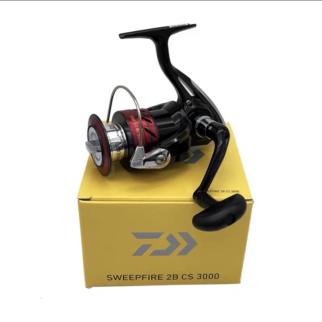 Máy câu cá Daiwa sweepfire 2B-CS màu đỏ đen