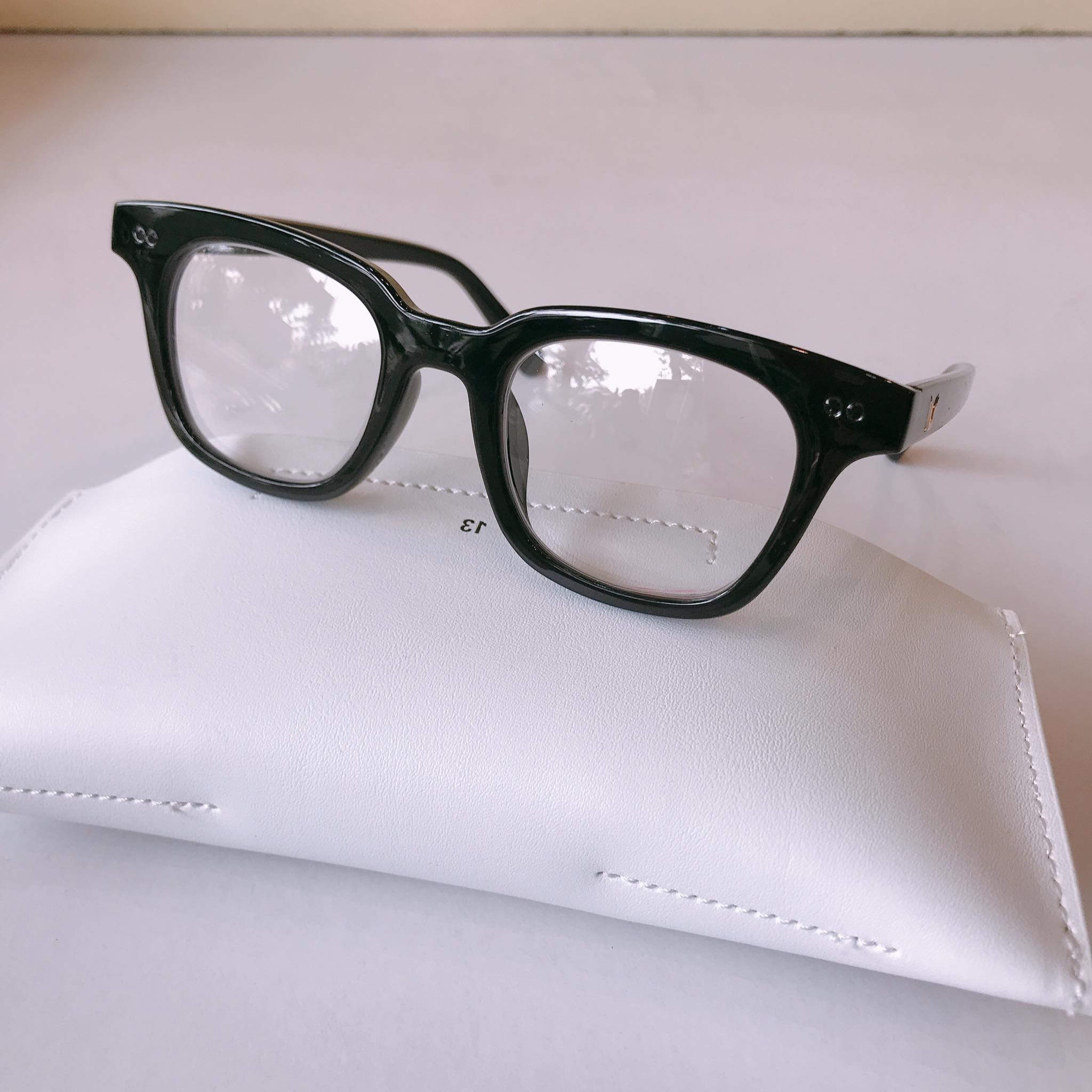 Sunglasses for Men and Women with Round, Wide Eyes in the Style of a Fortune-Teller