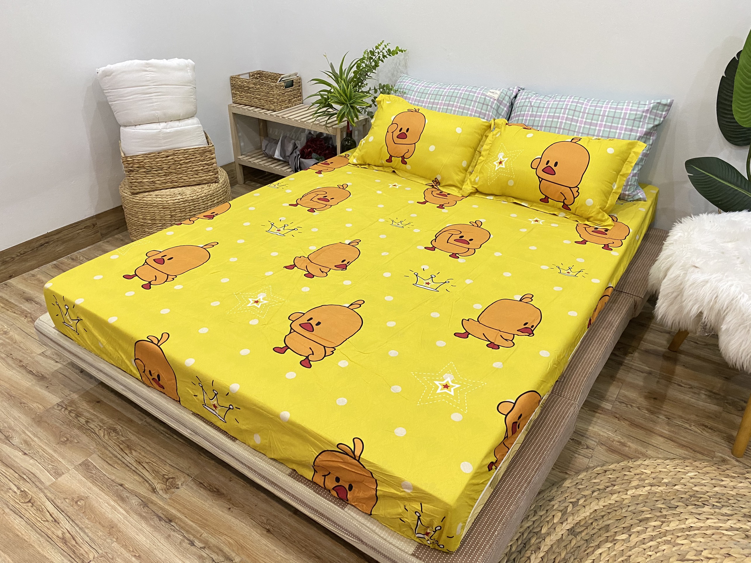 Set Ga Gối Mẫu Vịt Vàng Mã CHM18 gồm (1 ga + 2 vỏ gối nằm +1 vỏ gối ôm )
