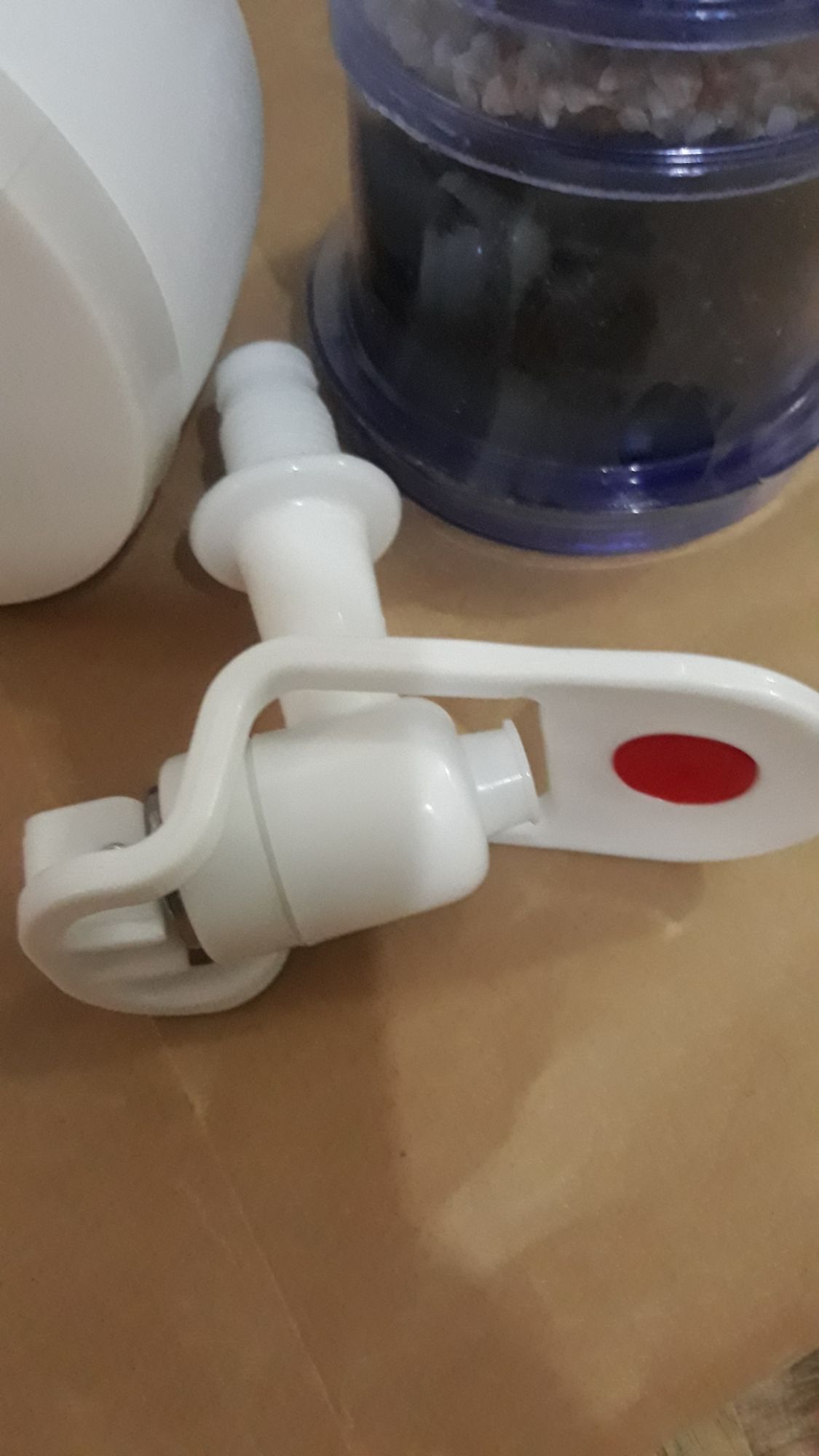 Vòi chống gãy bình lọc nước.
