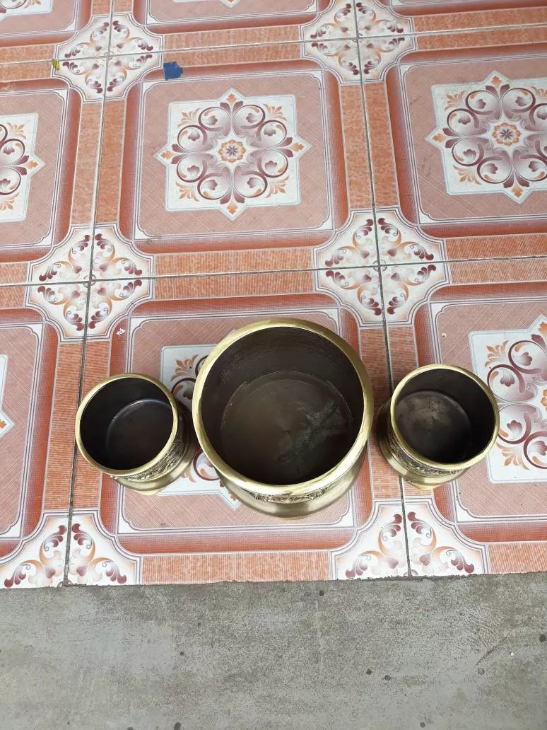Bát hương thờ cúng bằng đồng vàng