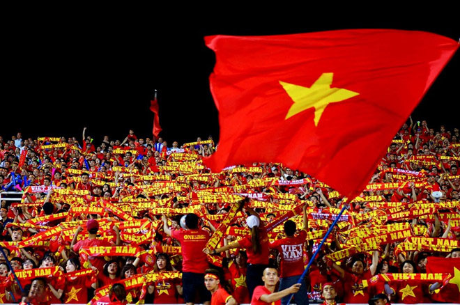 Vải sa tanh lá cờ Việt Nam: Vải sa tanh chính là một trong những loại vải có truyền thống lịch sử lâu đời của Việt Nam. Năm 2024, vải sa tanh lá cờ Việt Nam vẫn được sử dụng để sản xuất các sản phẩm đồ lưu niệm cao cấp và các trang phục truyền thống, đem lại giá trị văn hóa cho người Việt.