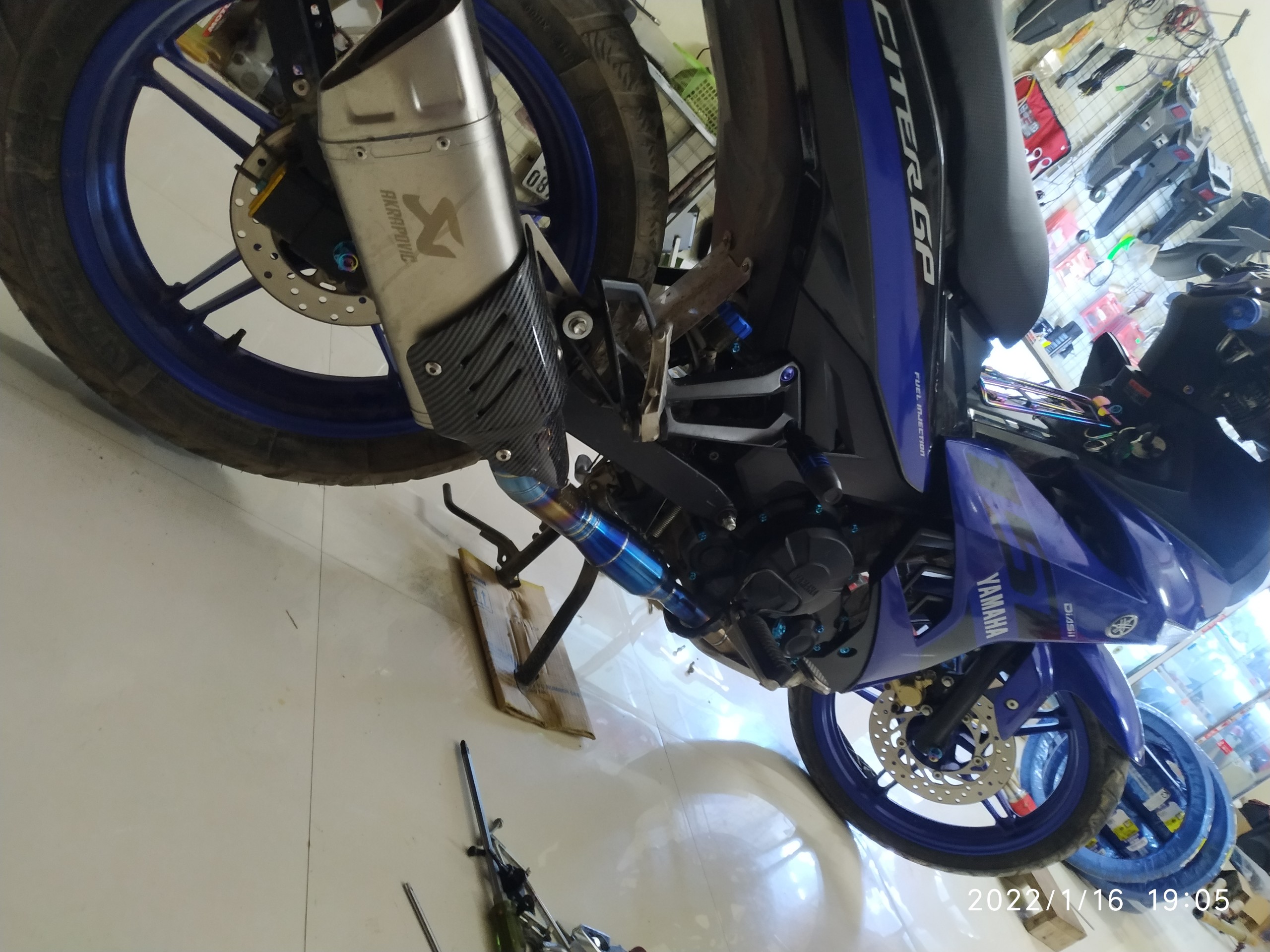 pô akrapovic r1 tem khắc