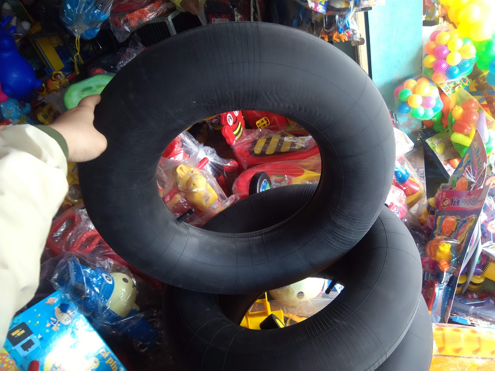 PHAO BƠI BÁNH SI ĐEN CAO SU CHO BÉ