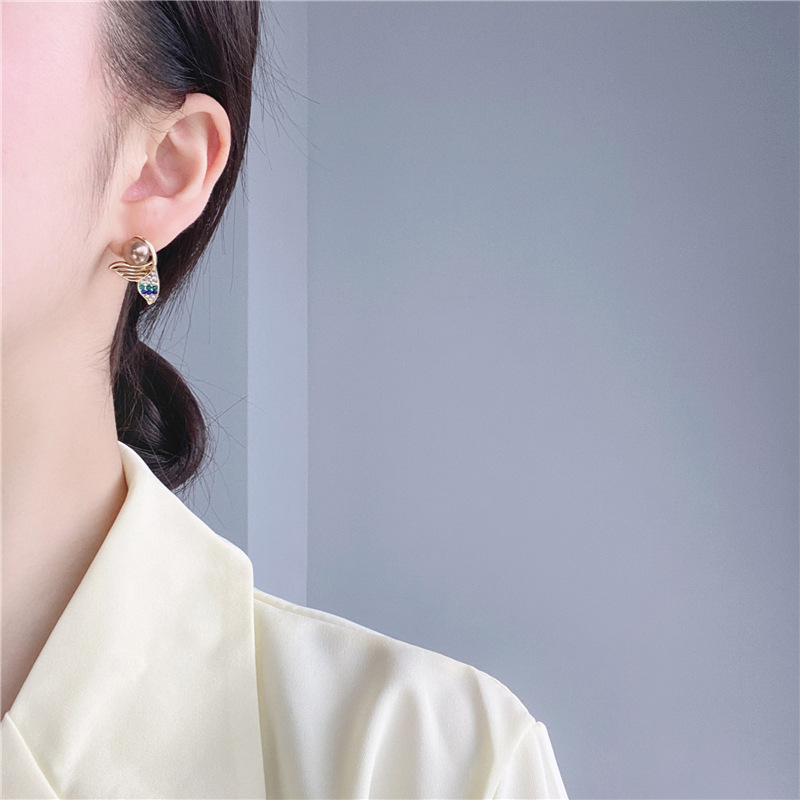 Bông tai đuôi cá gắn hạt châu